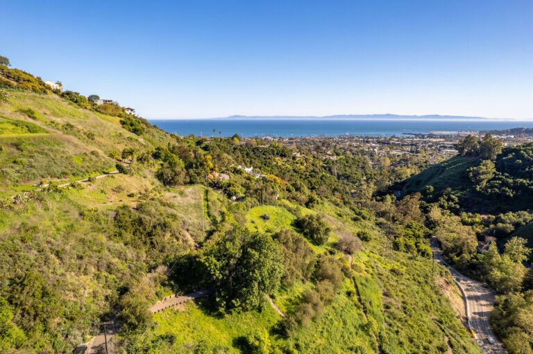Looking over Santa Barbara to the Pacific from the foothills
